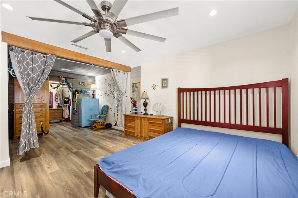 6915 Eastwood Avenue