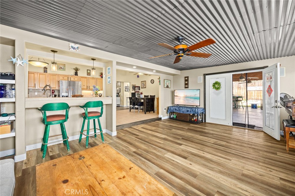 6915 Eastwood Avenue