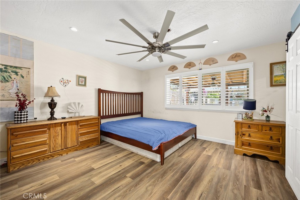 6915 Eastwood Avenue