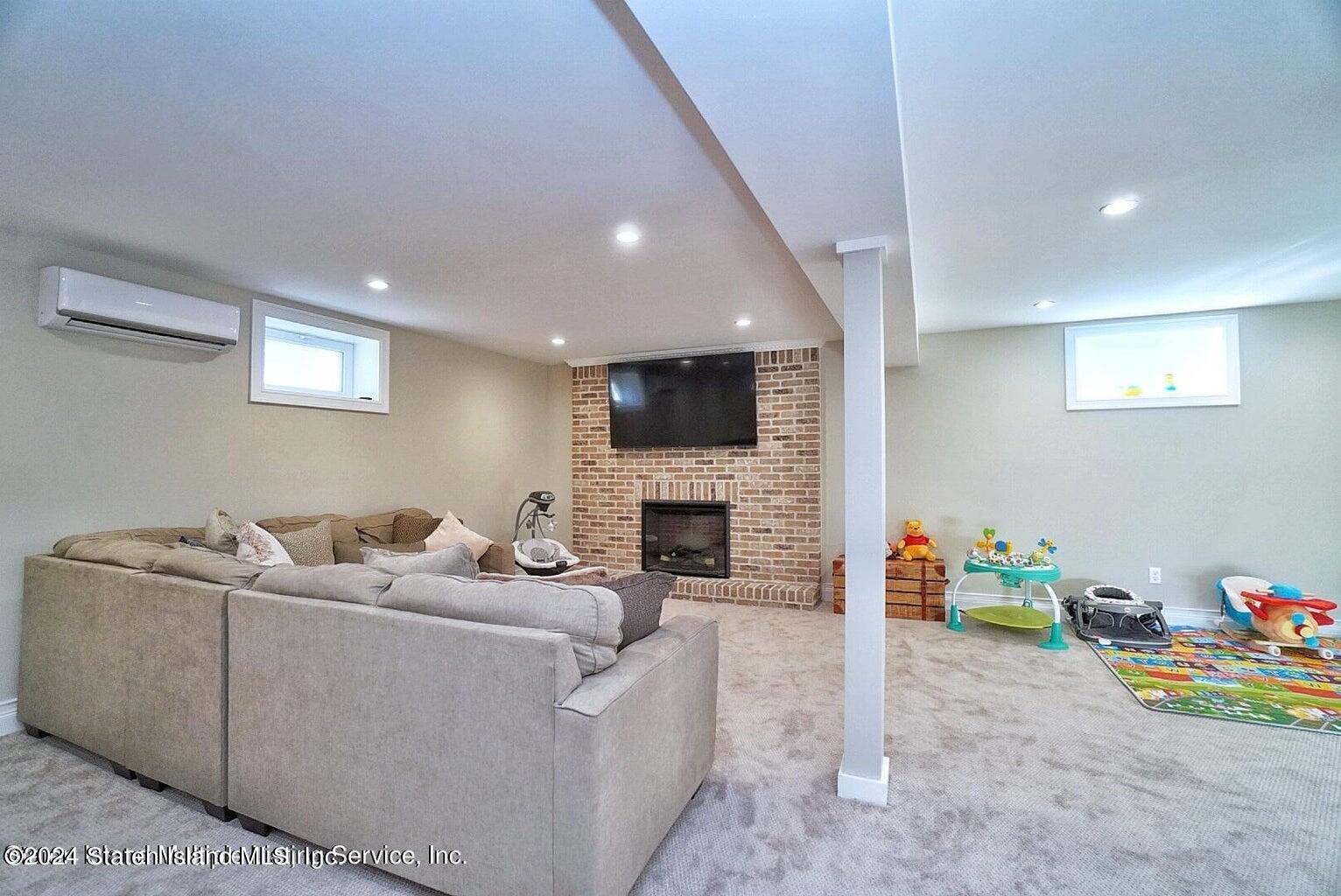 206 Maybury Avenue