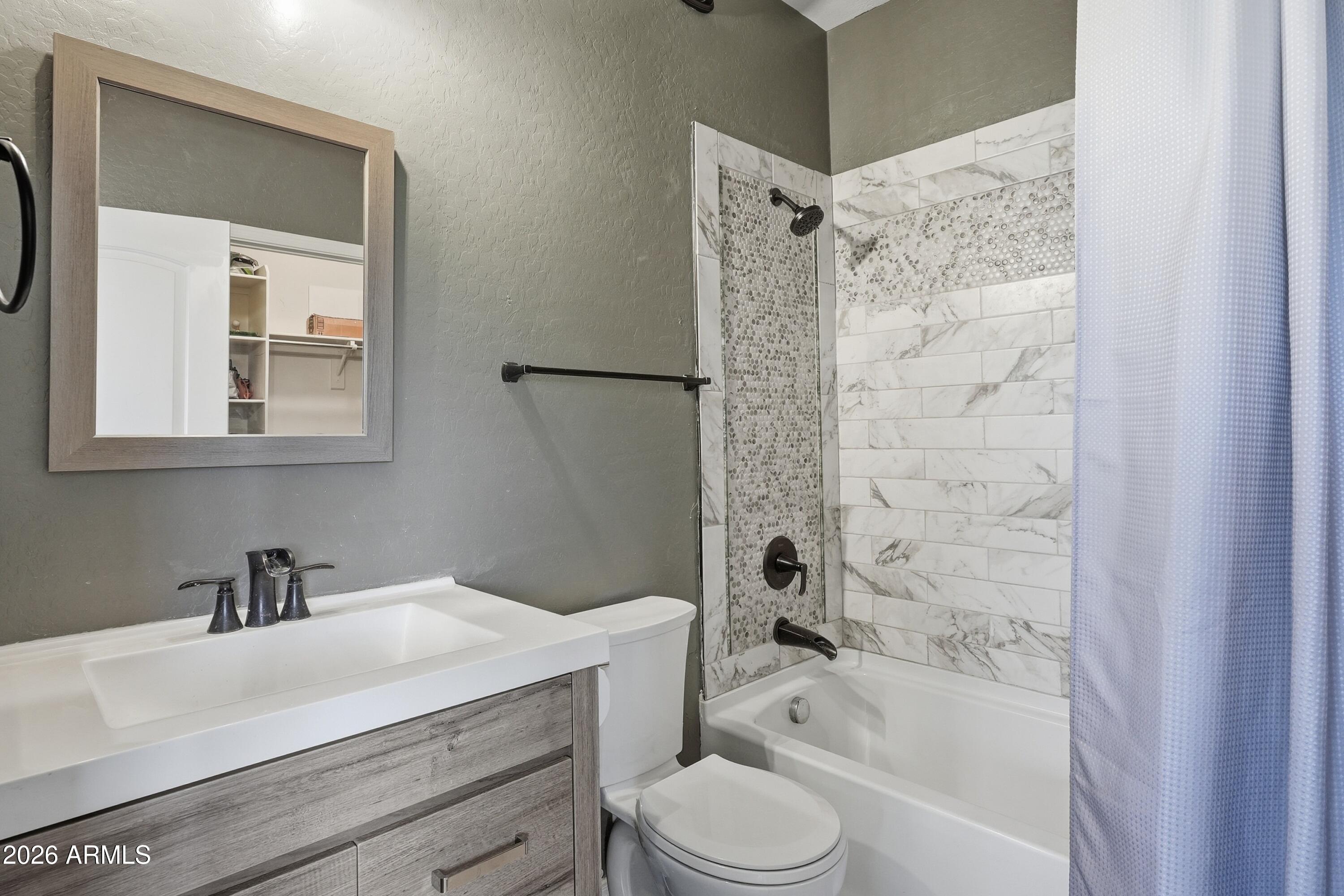 2877 N Heritage Street