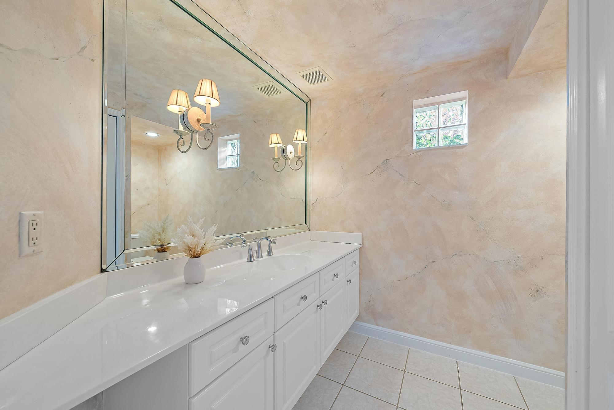 1034 Diamond Head Way