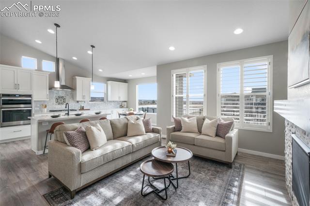 2573 Lakes Edge Drive