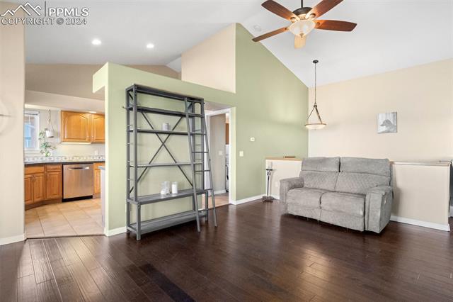 211 Las Lunas Street