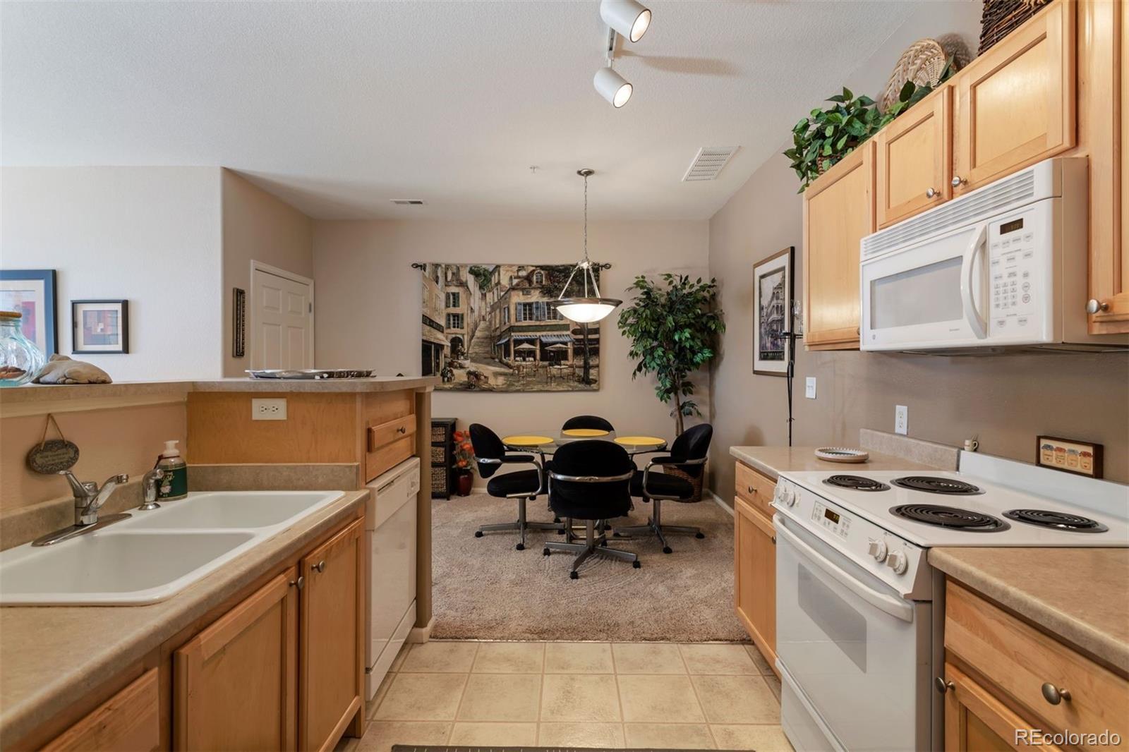 488 Black Feather Loop Unit: 202