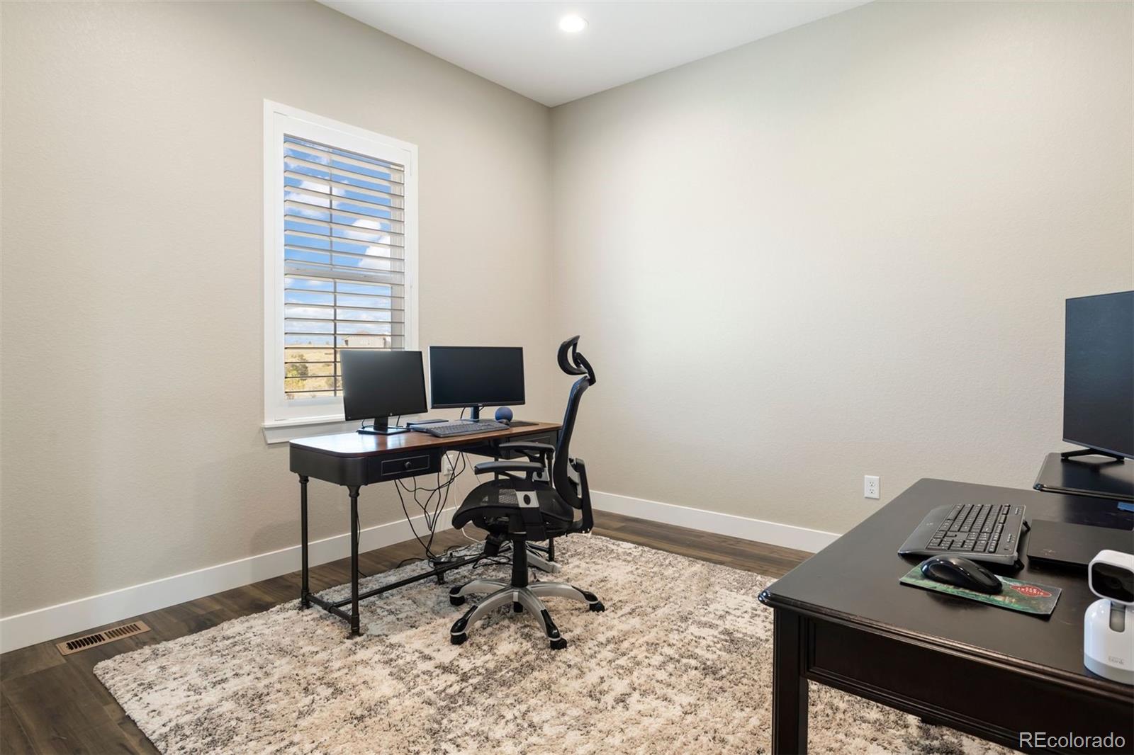 3077 Carabiner Street