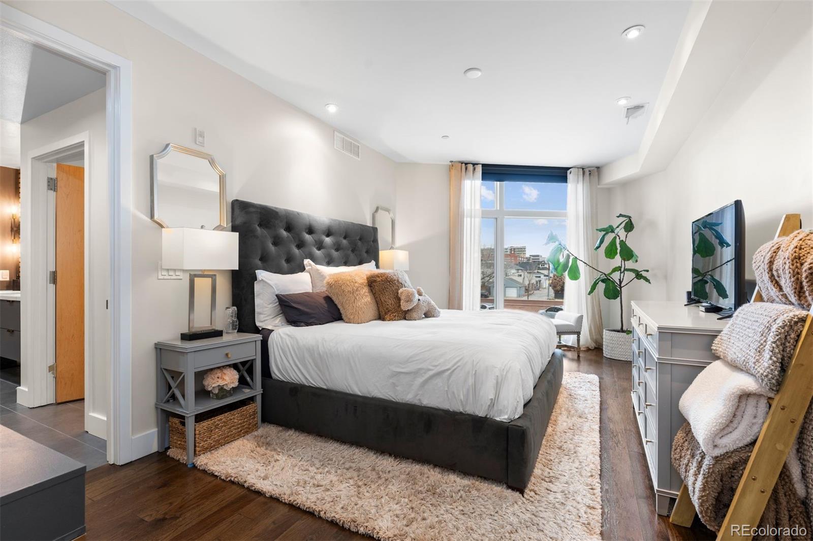 333 S Monroe Street Unit: 211