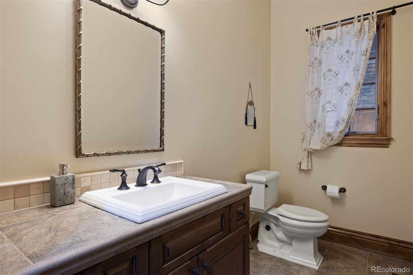 976 COUNTRY CLUB Parkway