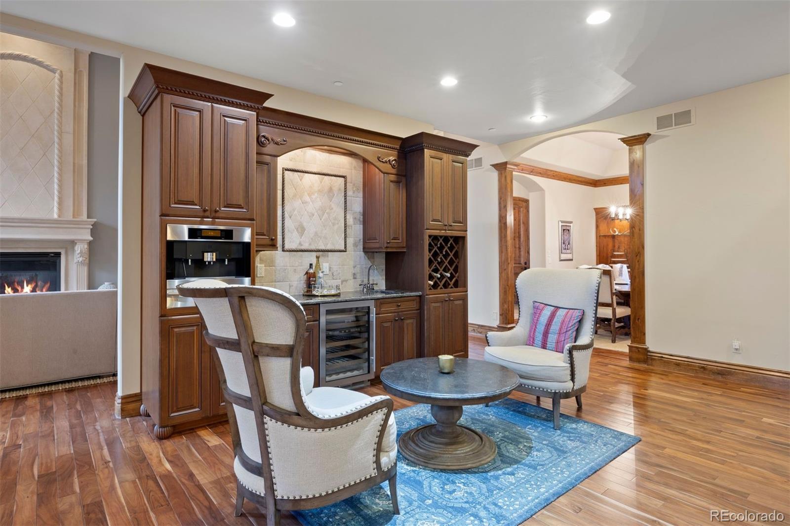 976 COUNTRY CLUB Parkway