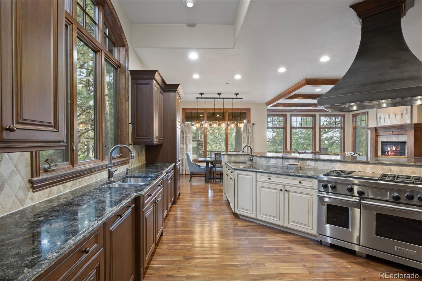 976 COUNTRY CLUB Parkway