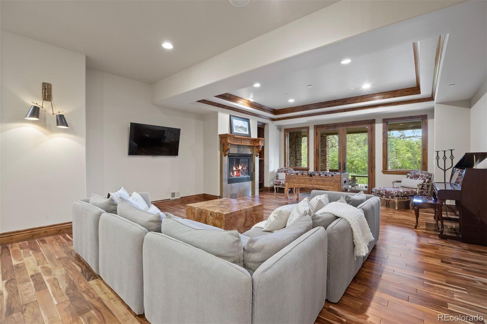 976 COUNTRY CLUB Parkway