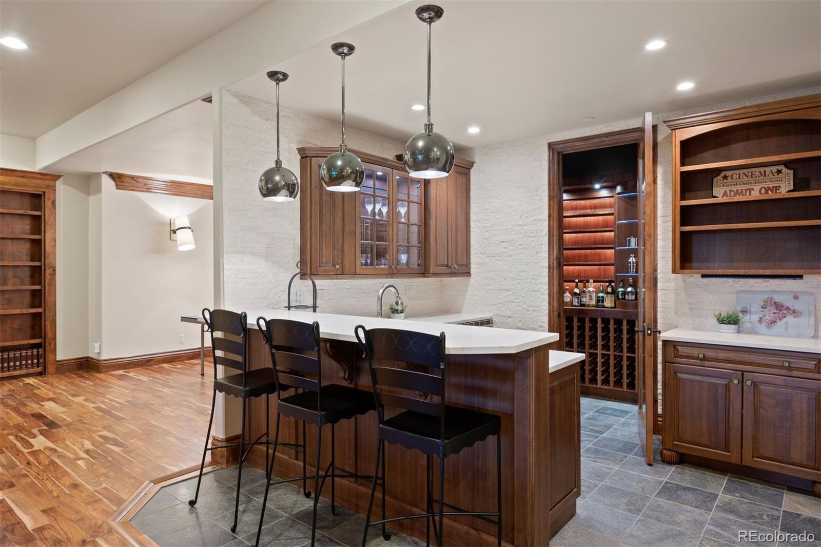 976 COUNTRY CLUB Parkway