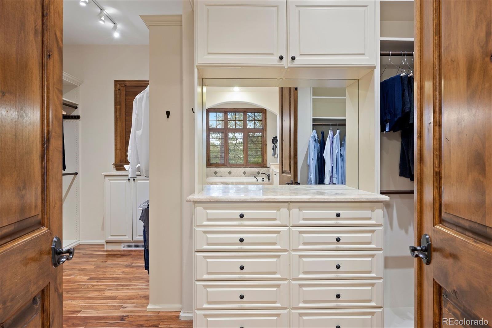 976 COUNTRY CLUB Parkway