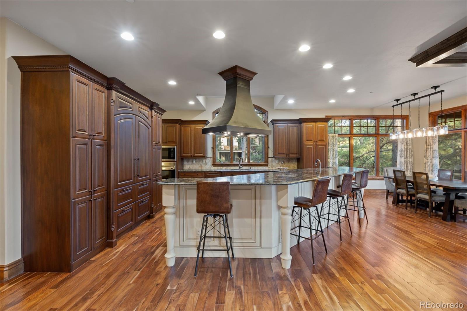 976 COUNTRY CLUB Parkway