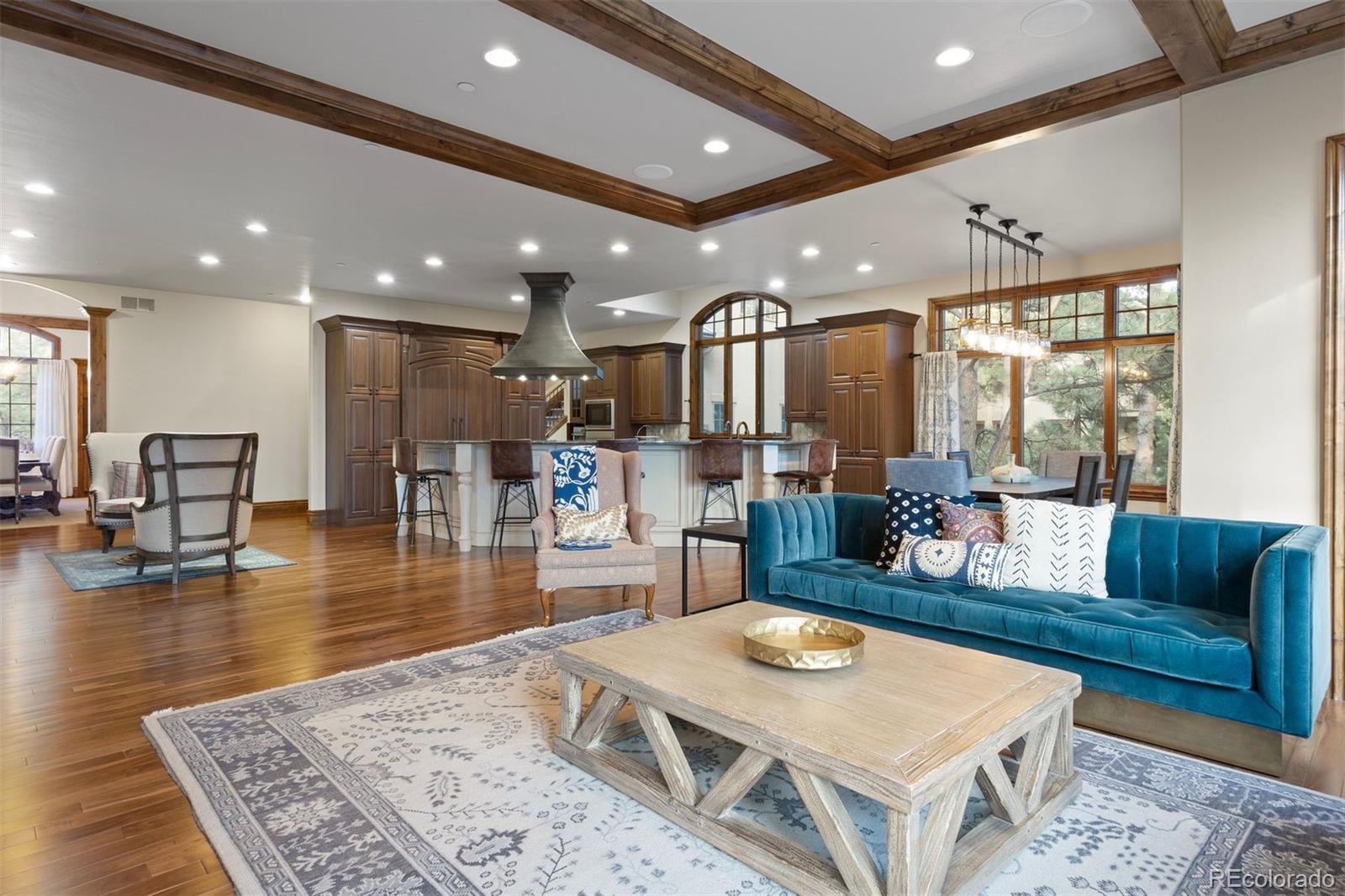 976 COUNTRY CLUB Parkway