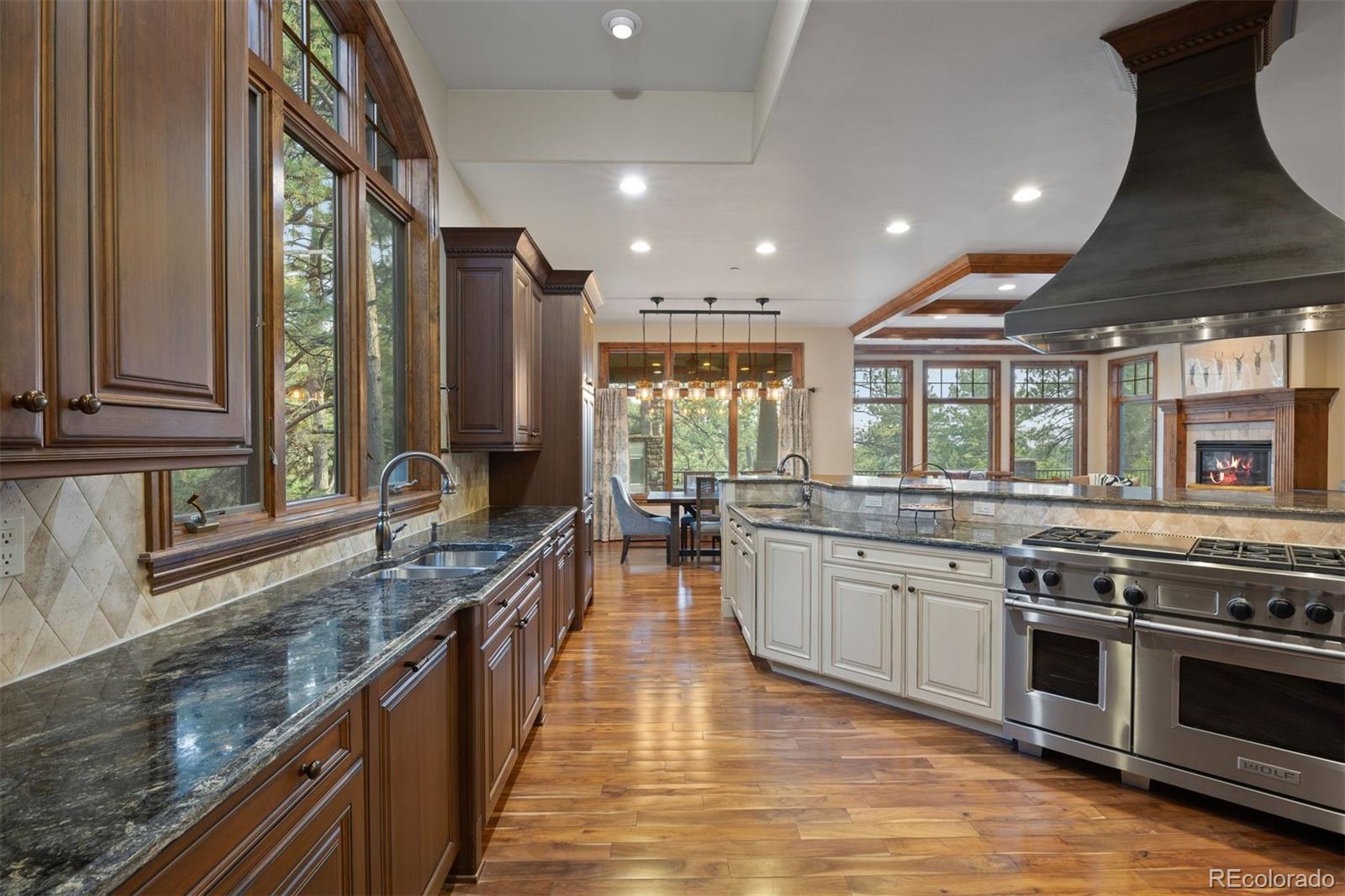 976 COUNTRY CLUB Parkway