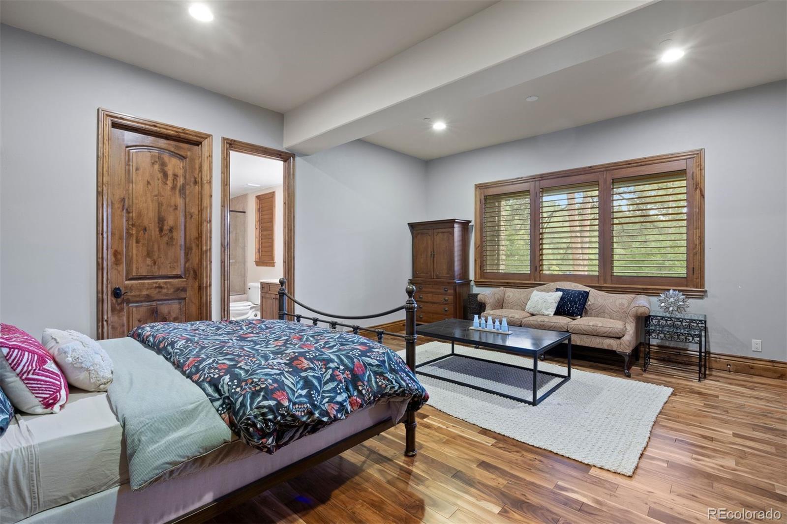 976 COUNTRY CLUB Parkway