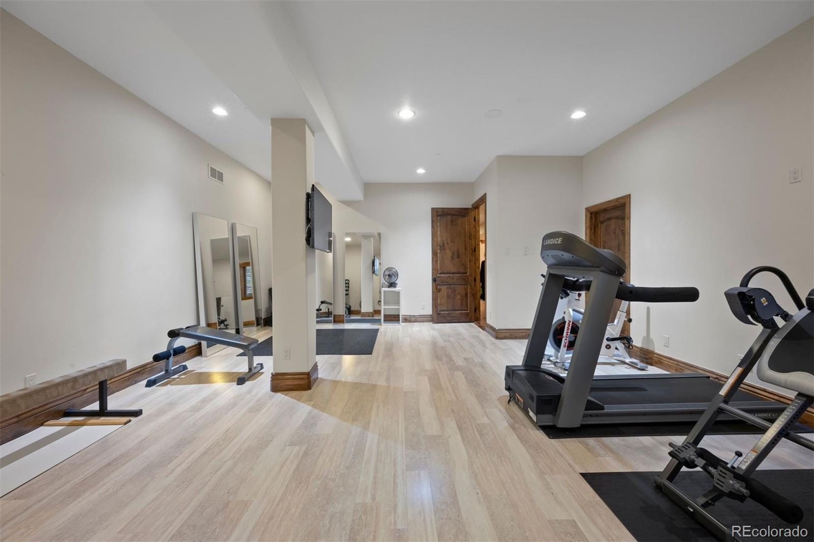 976 COUNTRY CLUB Parkway