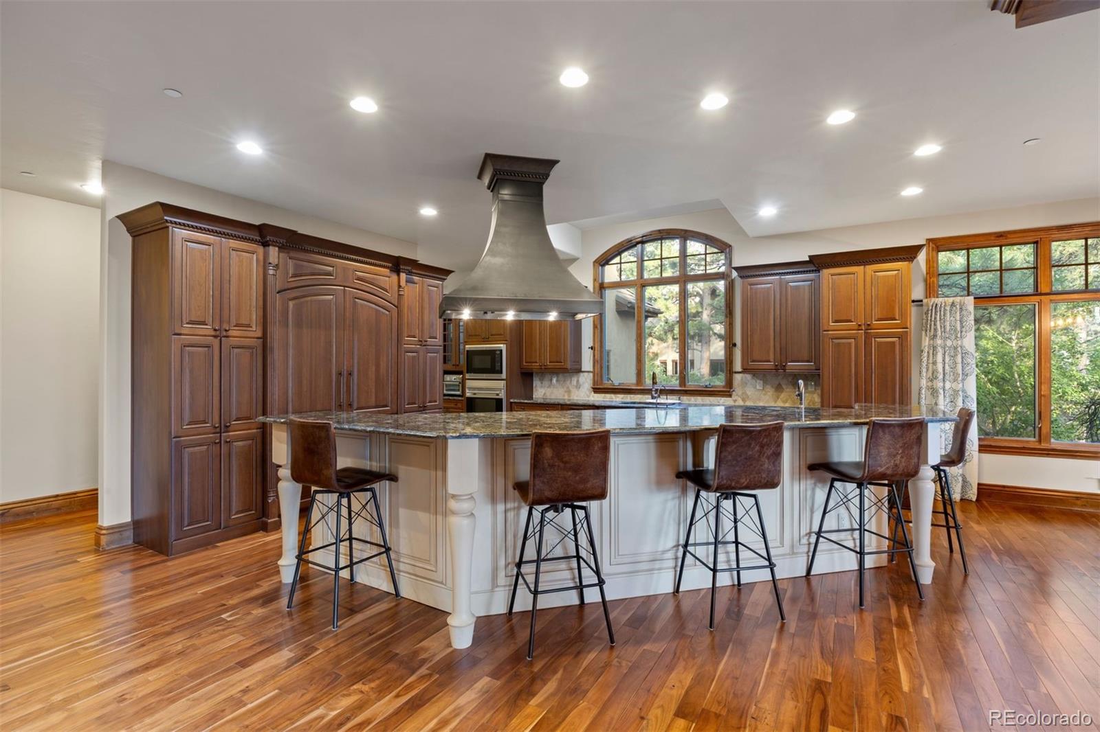 976 COUNTRY CLUB Parkway