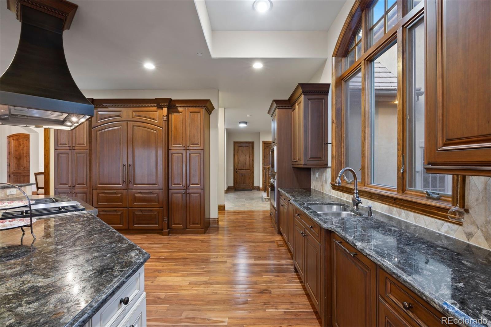 976 COUNTRY CLUB Parkway