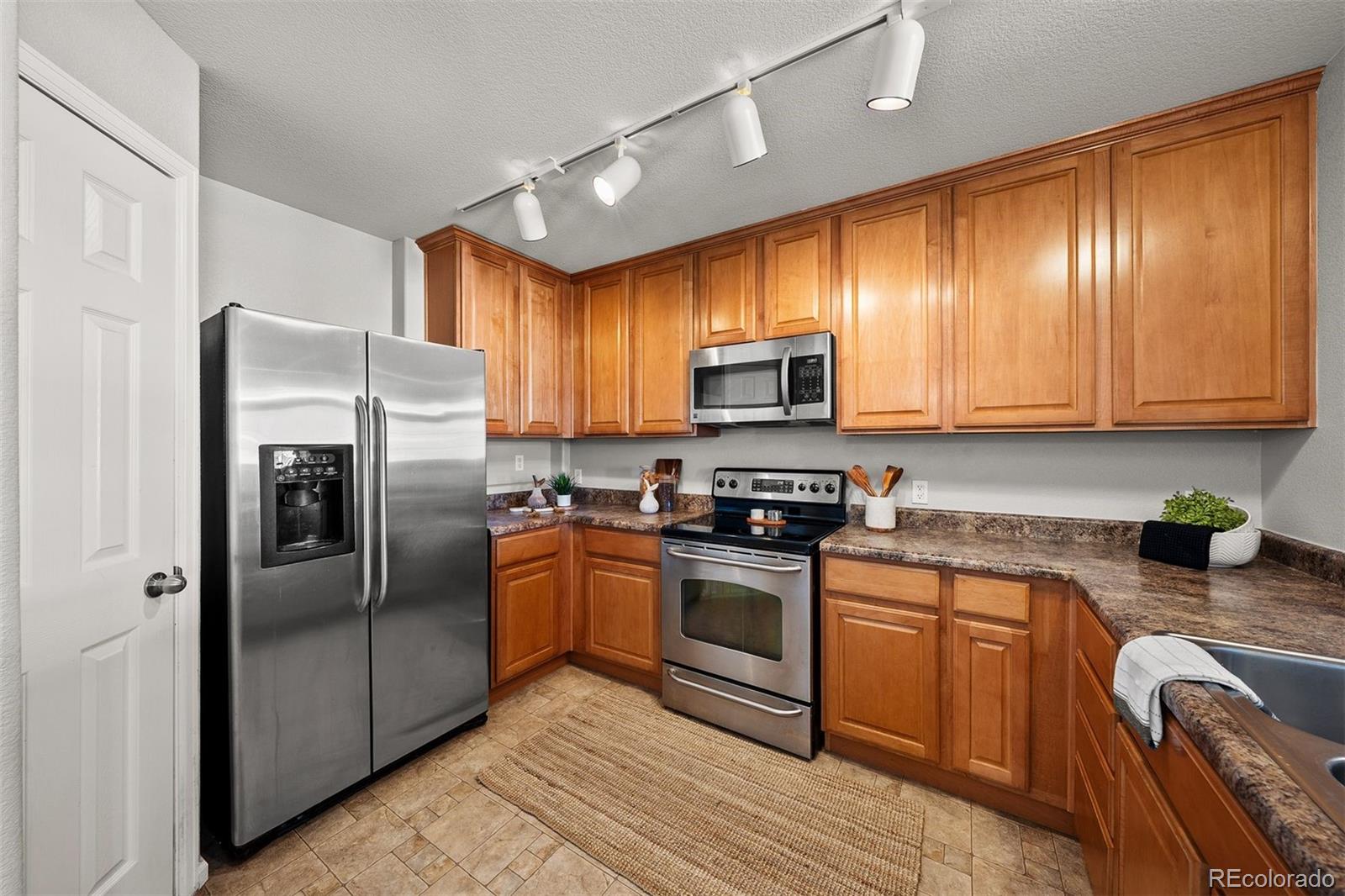 431 Black Feather Loop Unit: 813