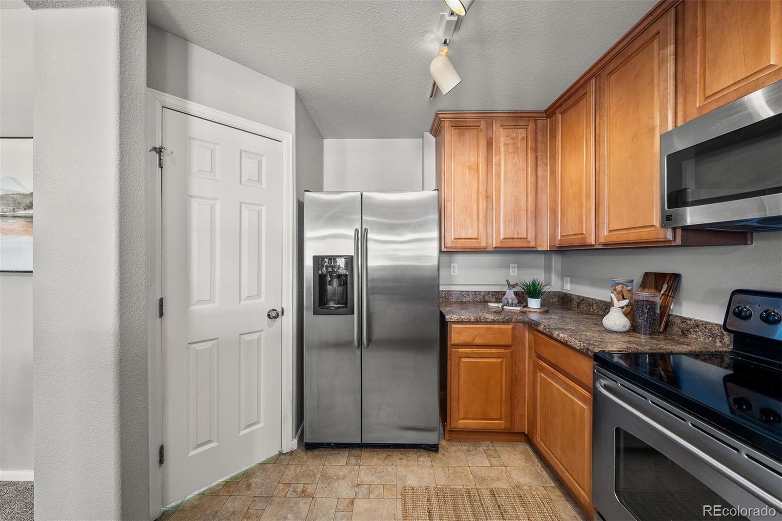 431 Black Feather Loop Unit: 813