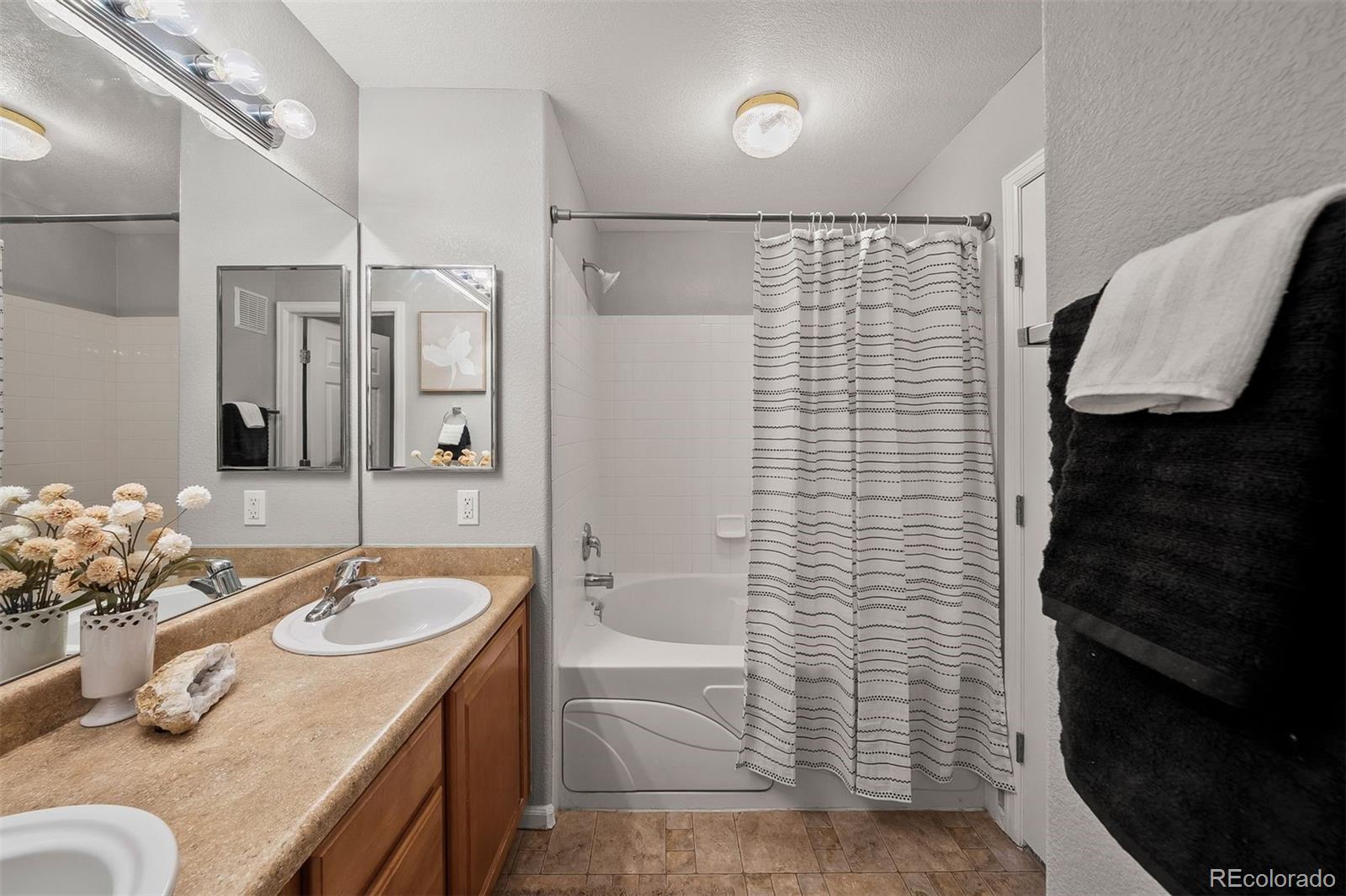 431 Black Feather Loop Unit: 813