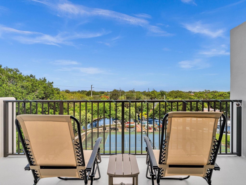 900 River Reach Dr 525