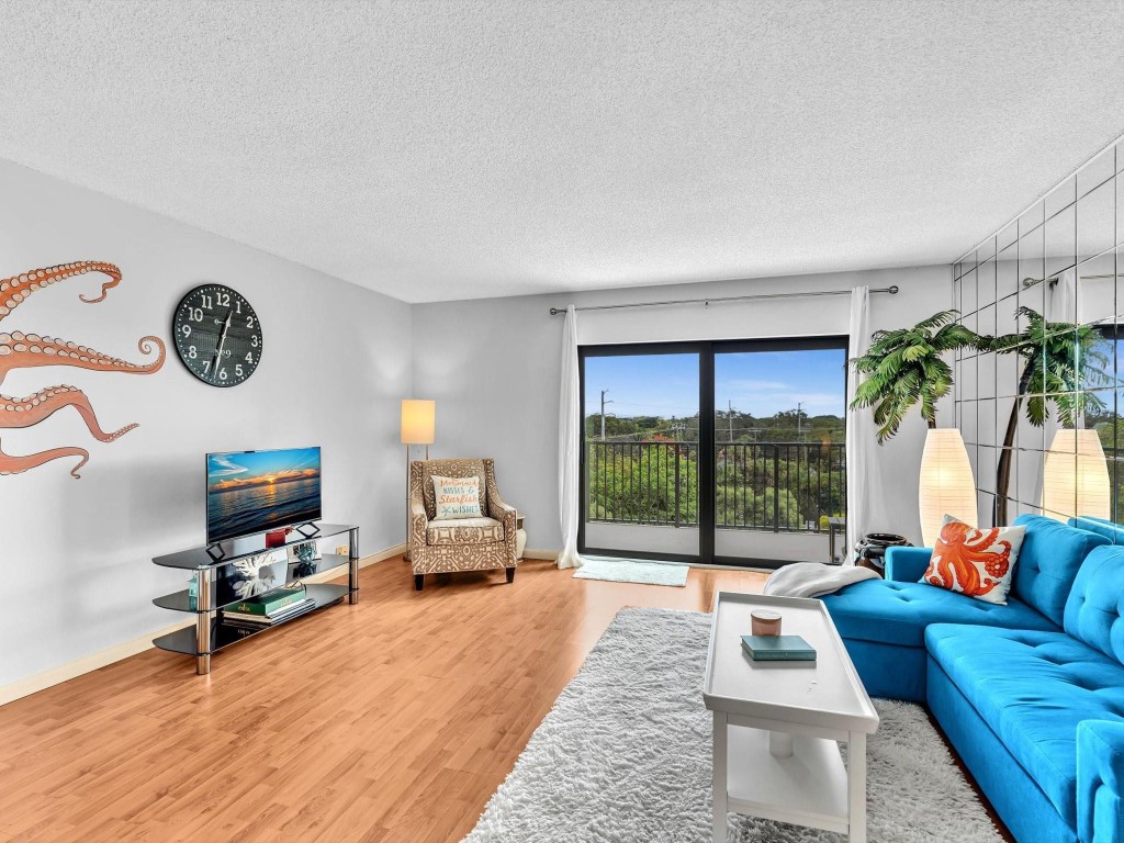 900 River Reach Dr 525