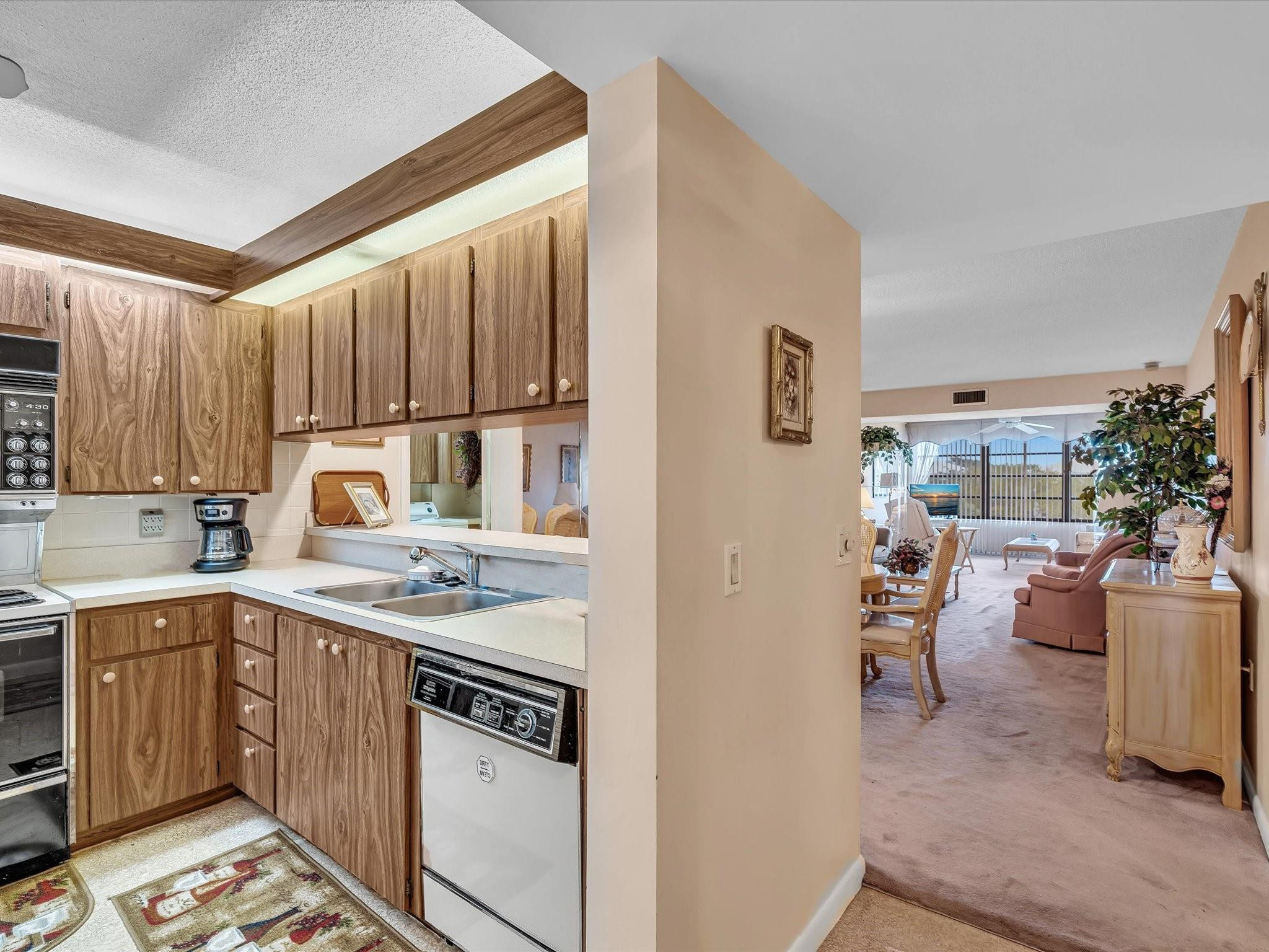 6049 Balboa Cir 406