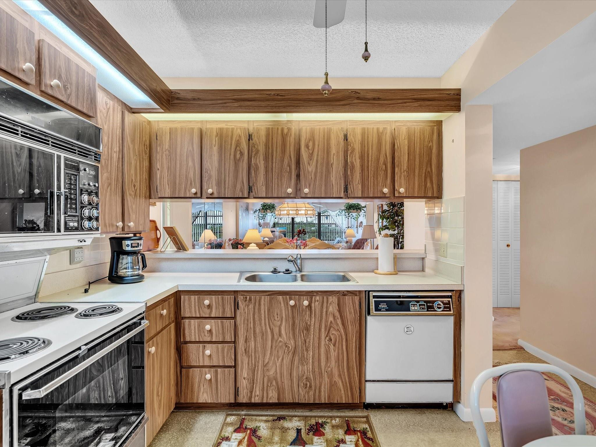 6049 Balboa Cir 406