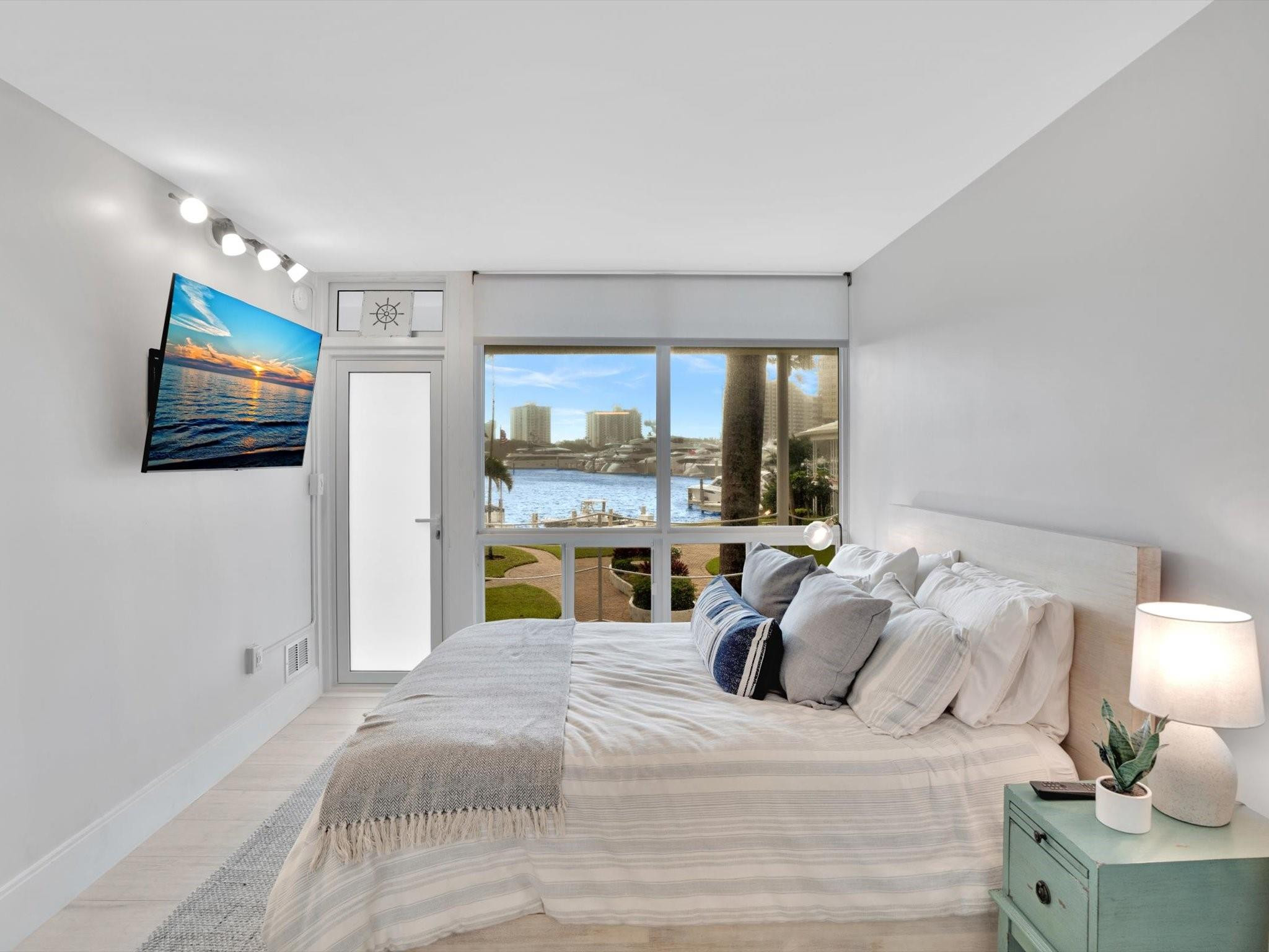 1124 Seminole Drive 4D