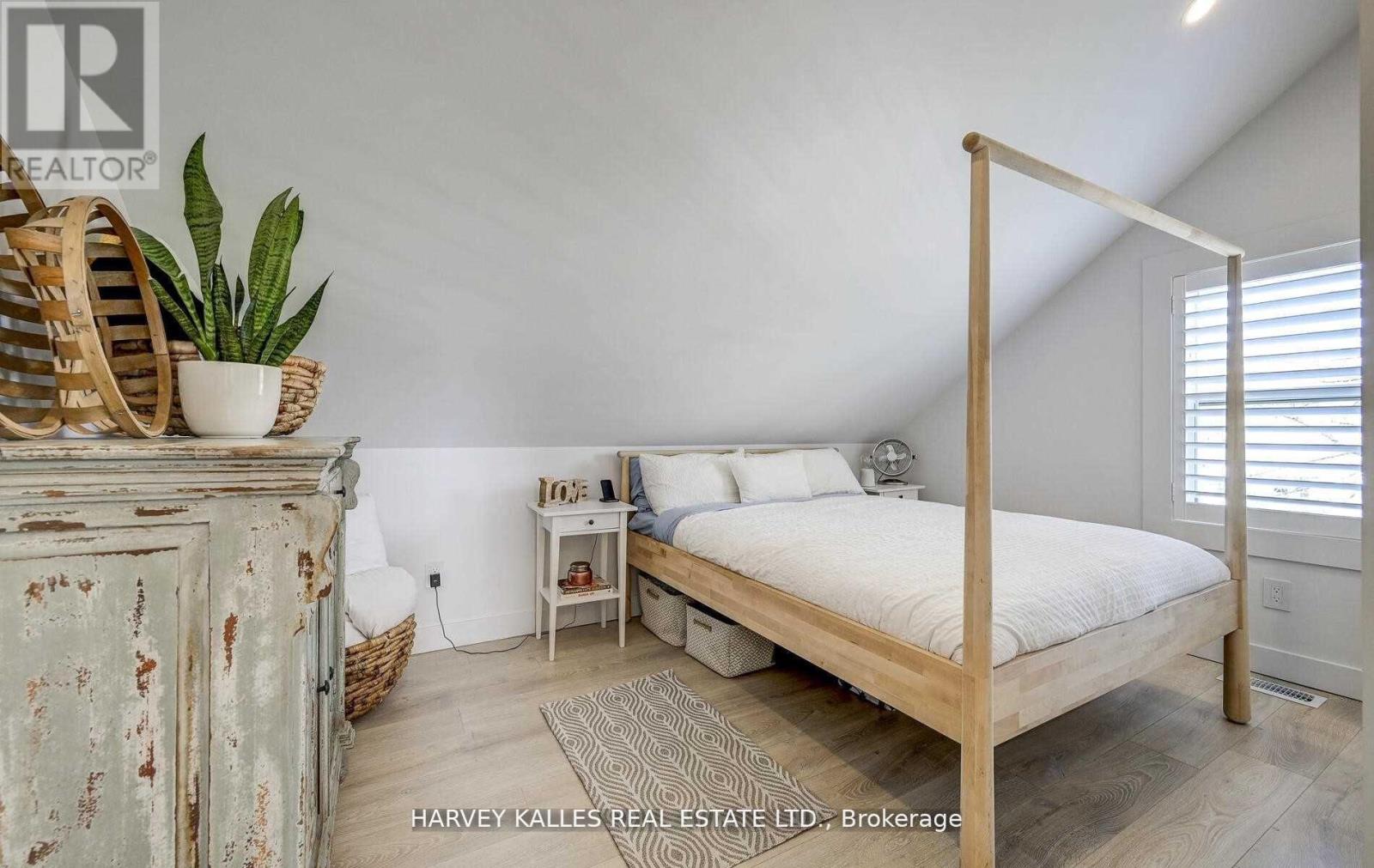 262 OSHAWA BOULEVARD S