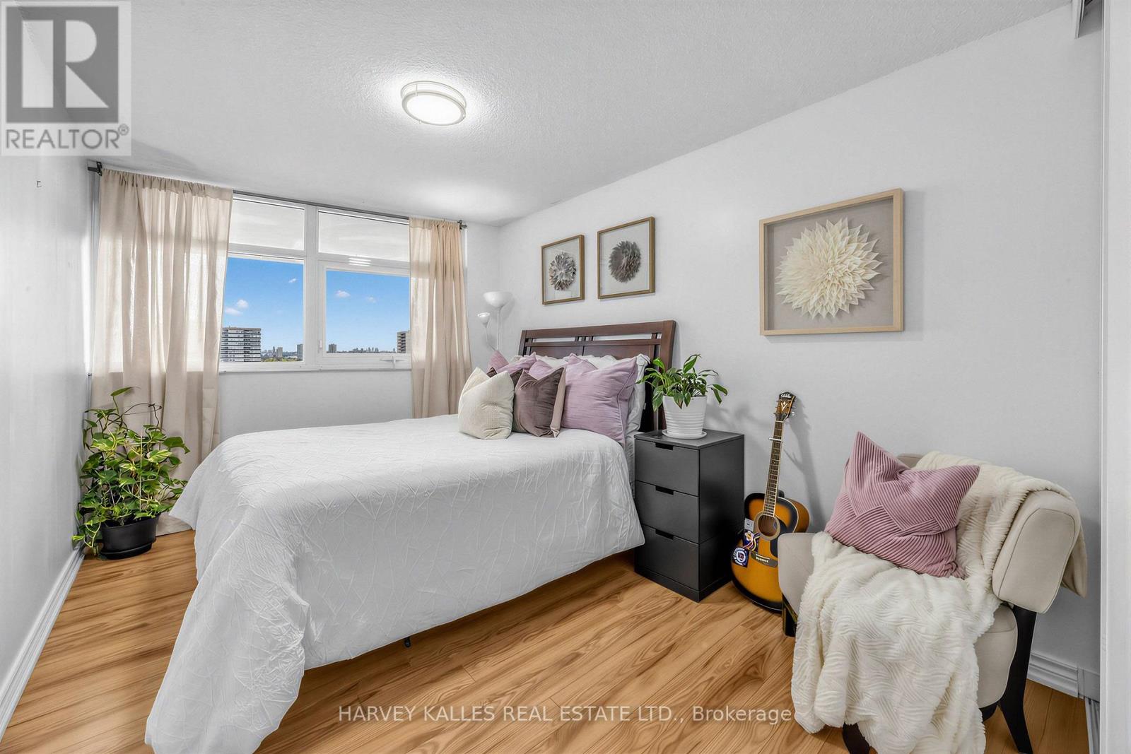 1801 - 100 ECHO POINT Unit: 1801