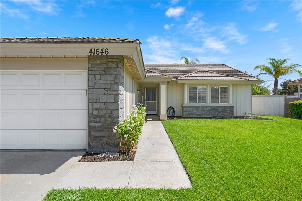 41646 Avenida De La Reina