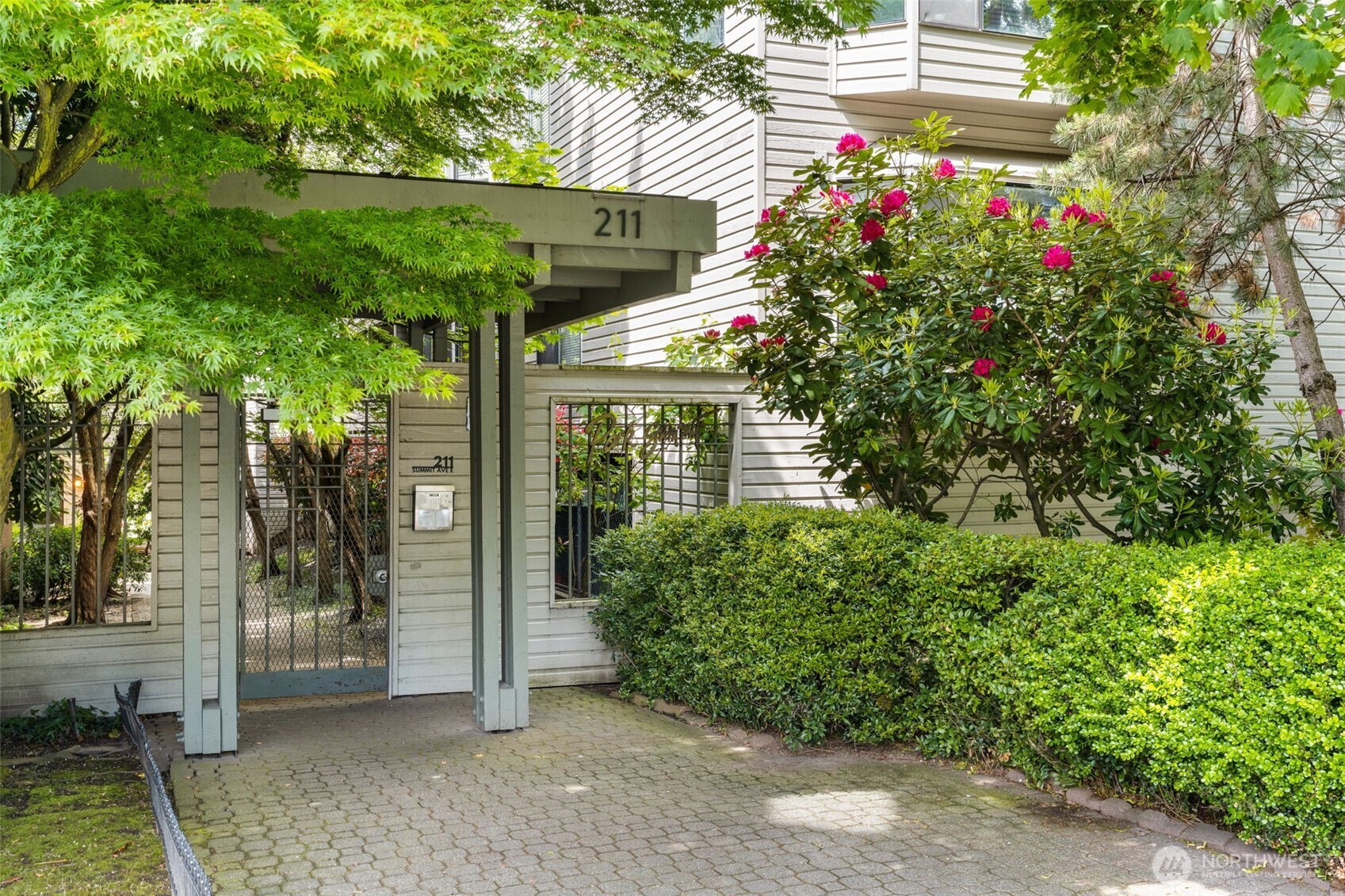 211 Summit Avenue E Unit: S218