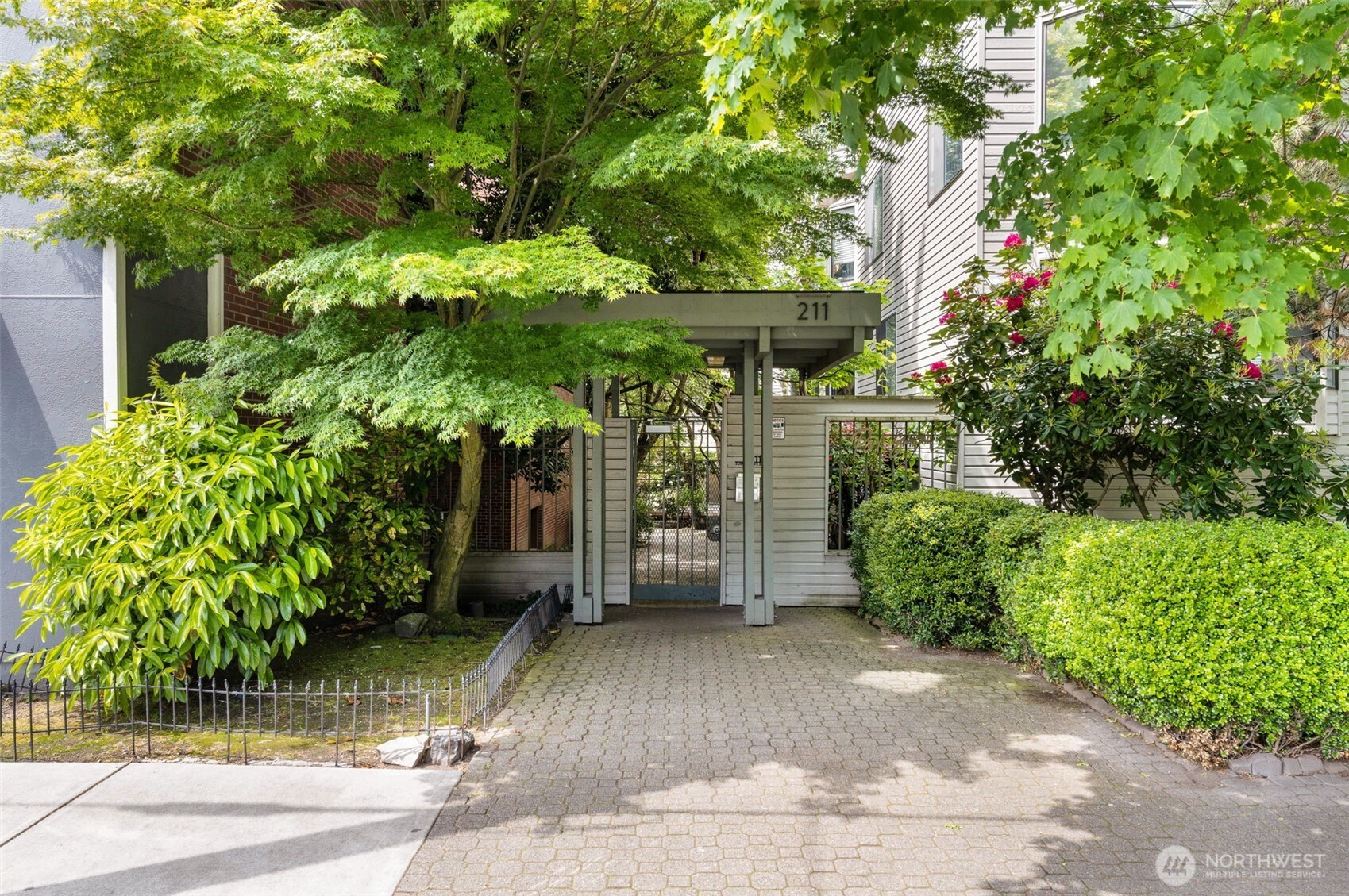 211 Summit Avenue E Unit: S218