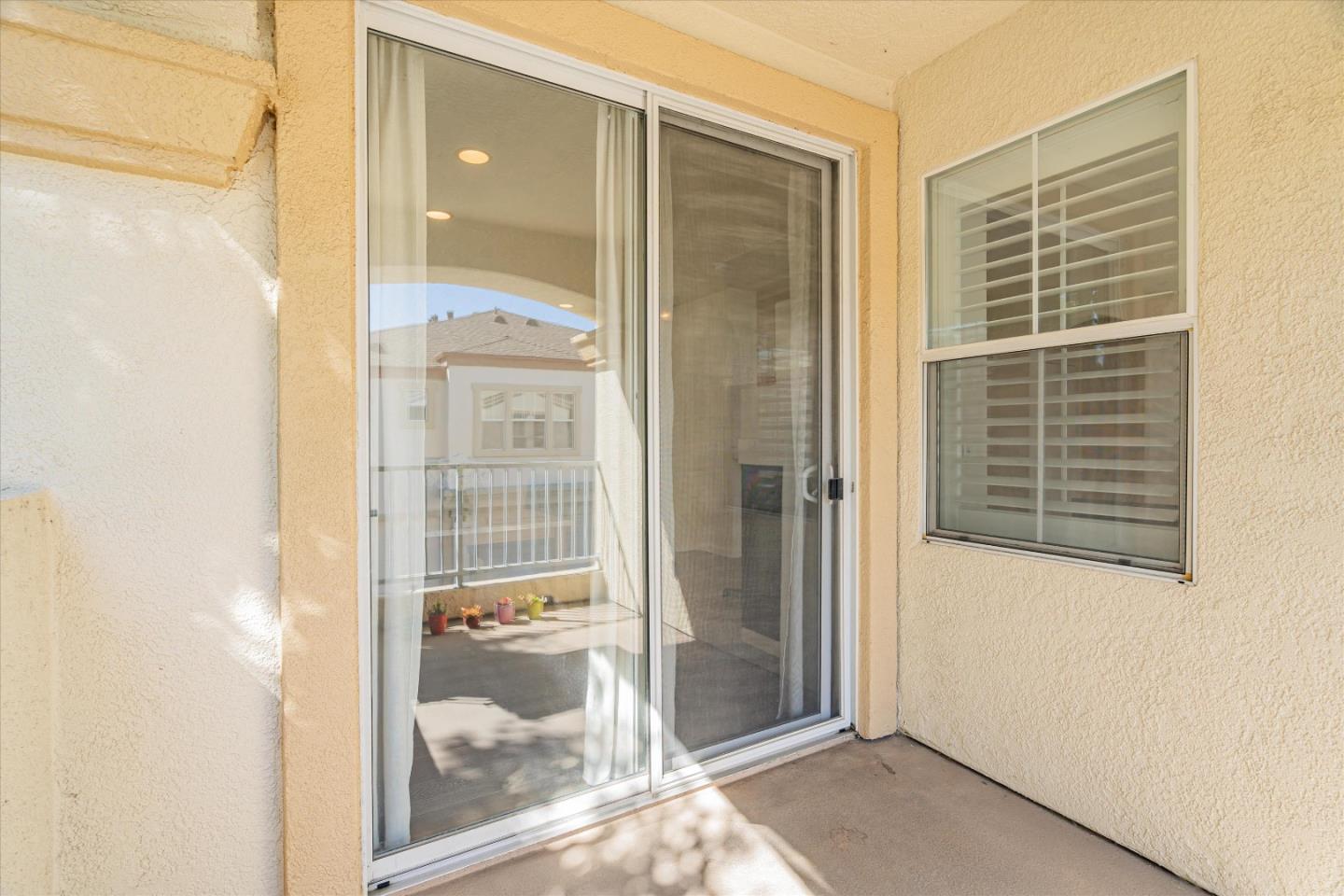 876 Del Avion LN