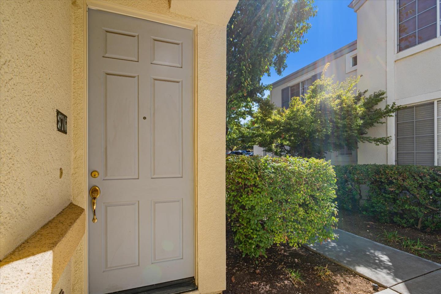 876 Del Avion LN