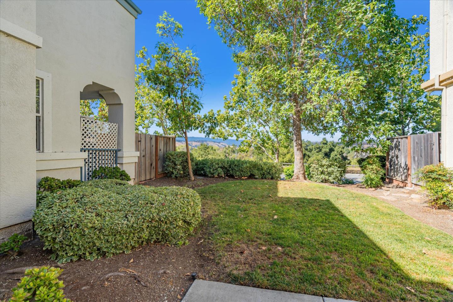 876 Del Avion LN