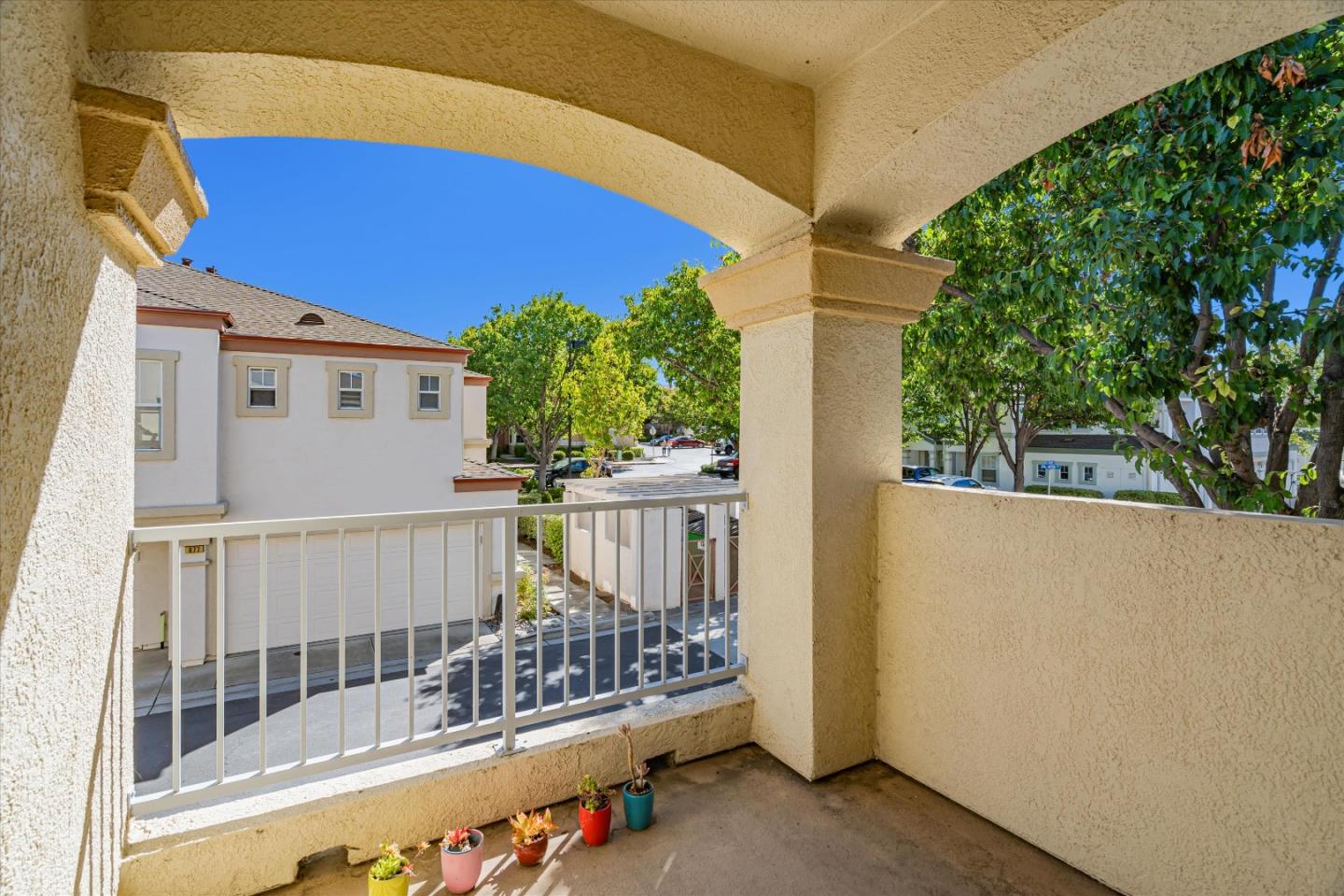876 Del Avion LN