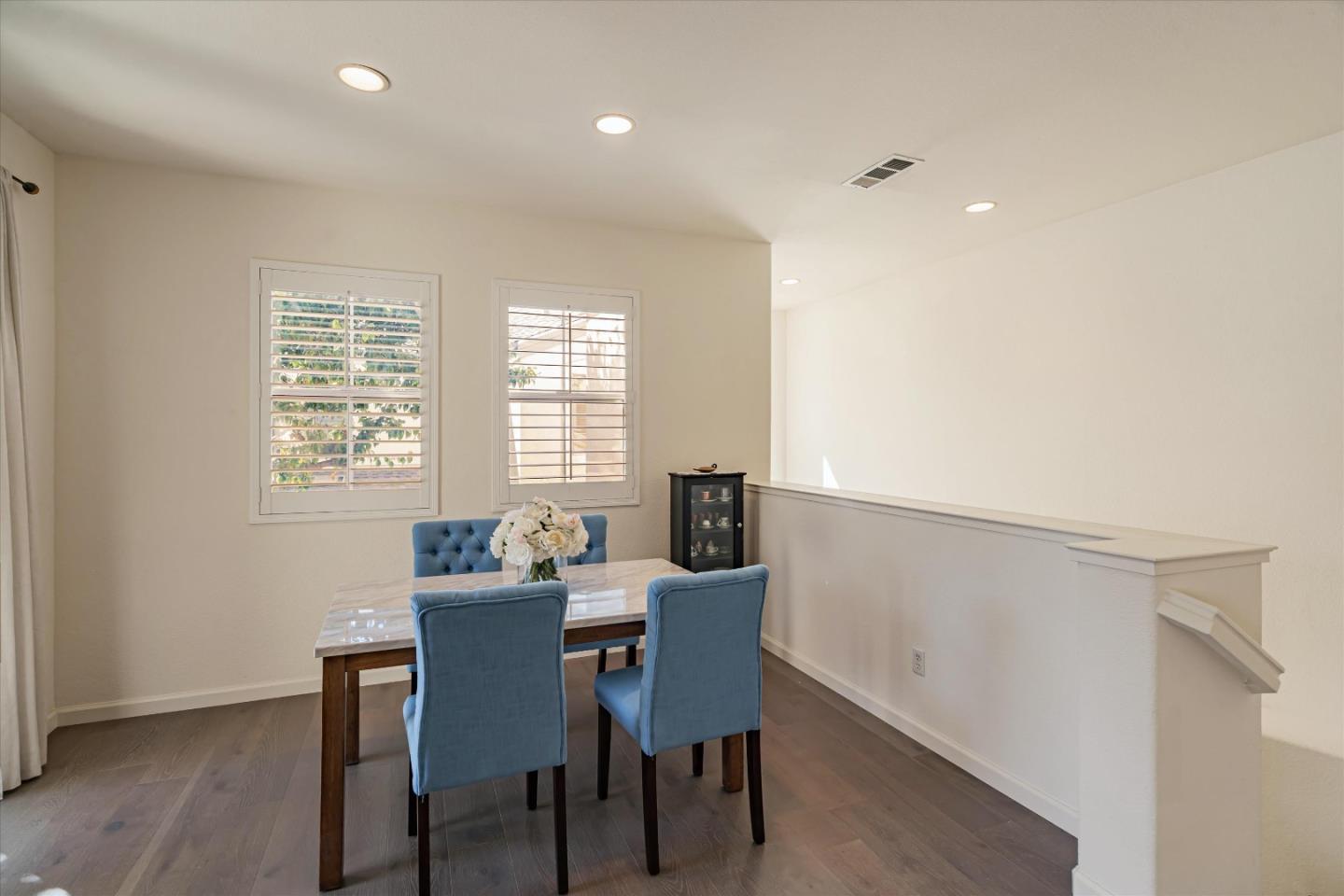 876 Del Avion LN