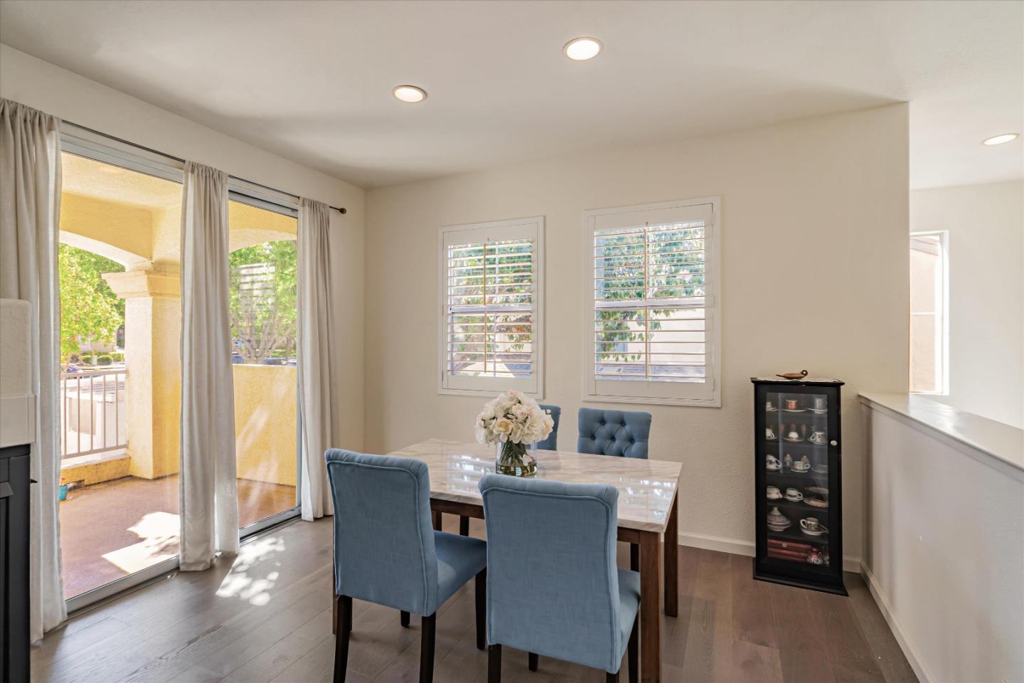 876 Del Avion LN