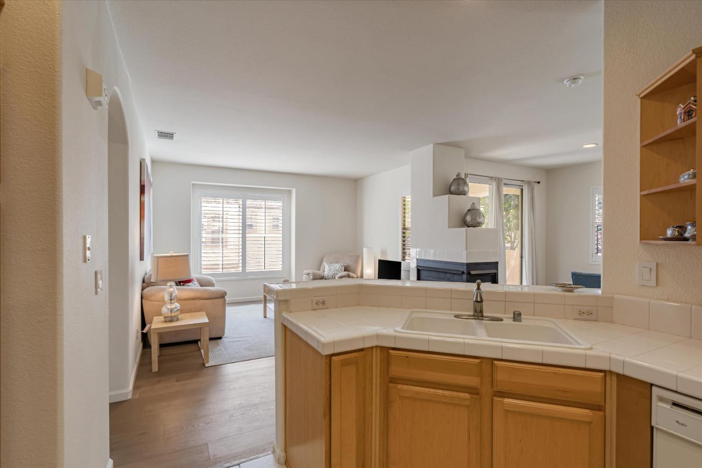 876 Del Avion LN