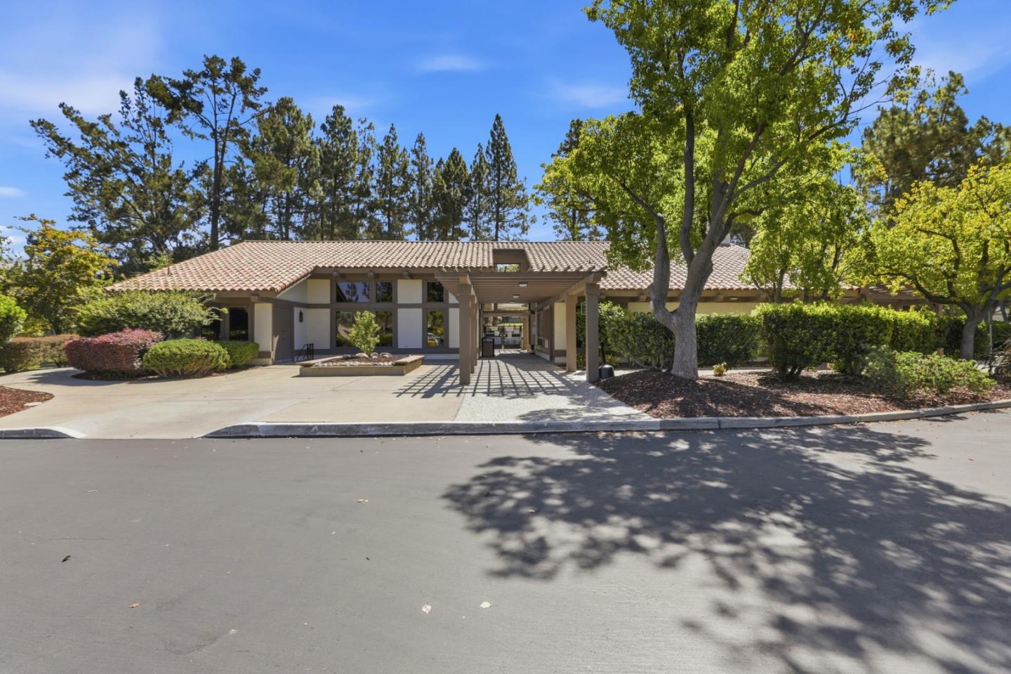 6131 Montgomery CT