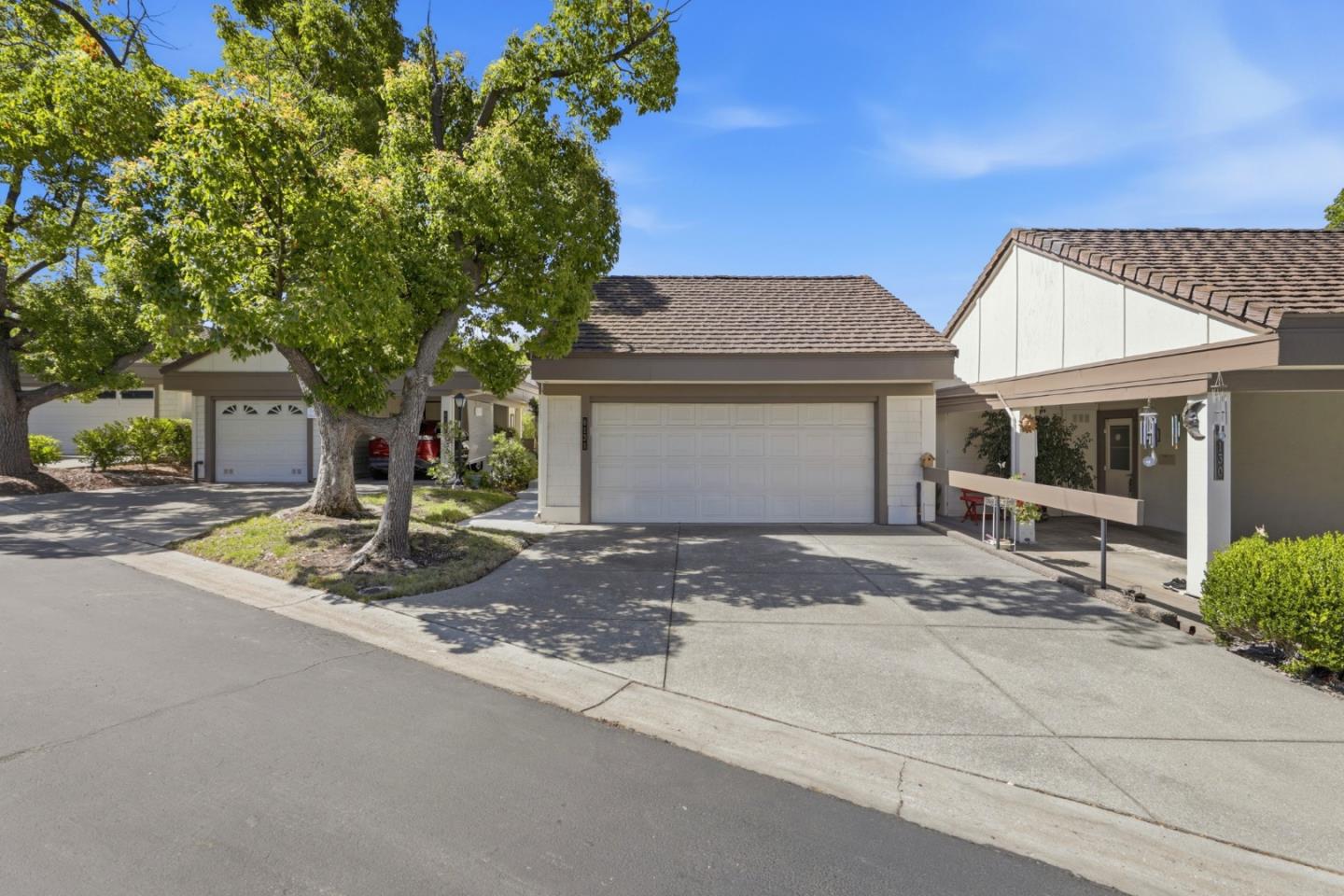 6131 Montgomery CT