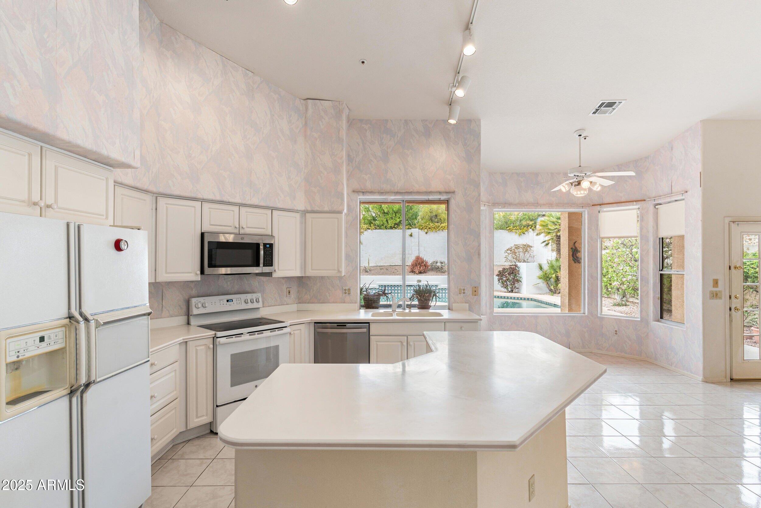 11136 E GREYTHORN Drive