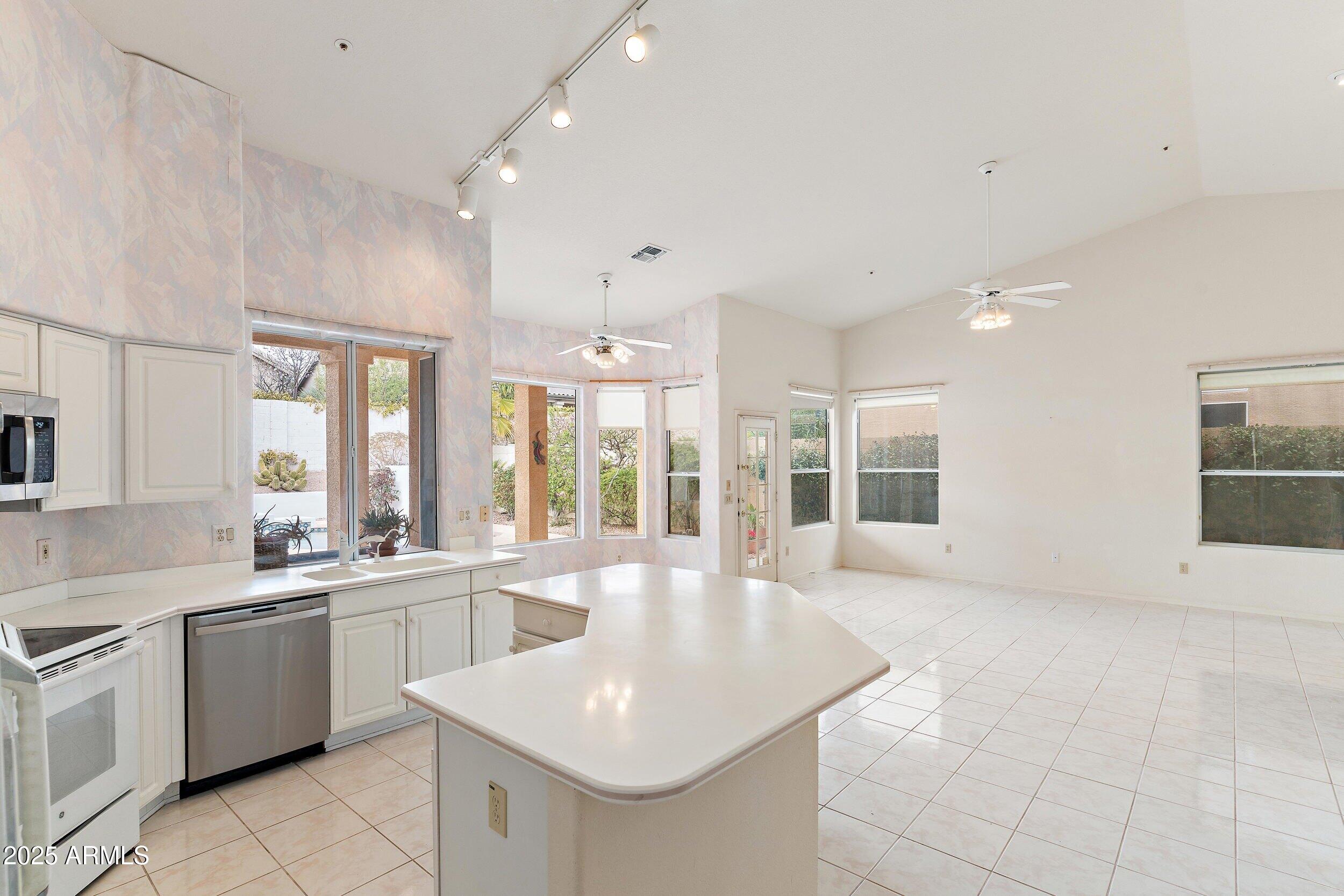 11136 E GREYTHORN Drive