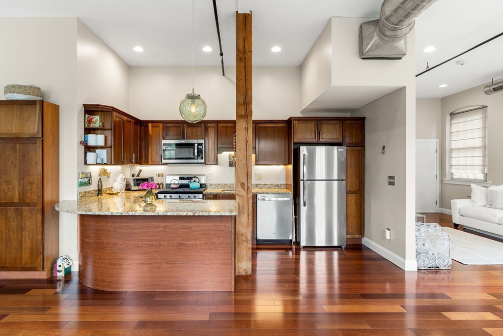 15 Cedar St # 33