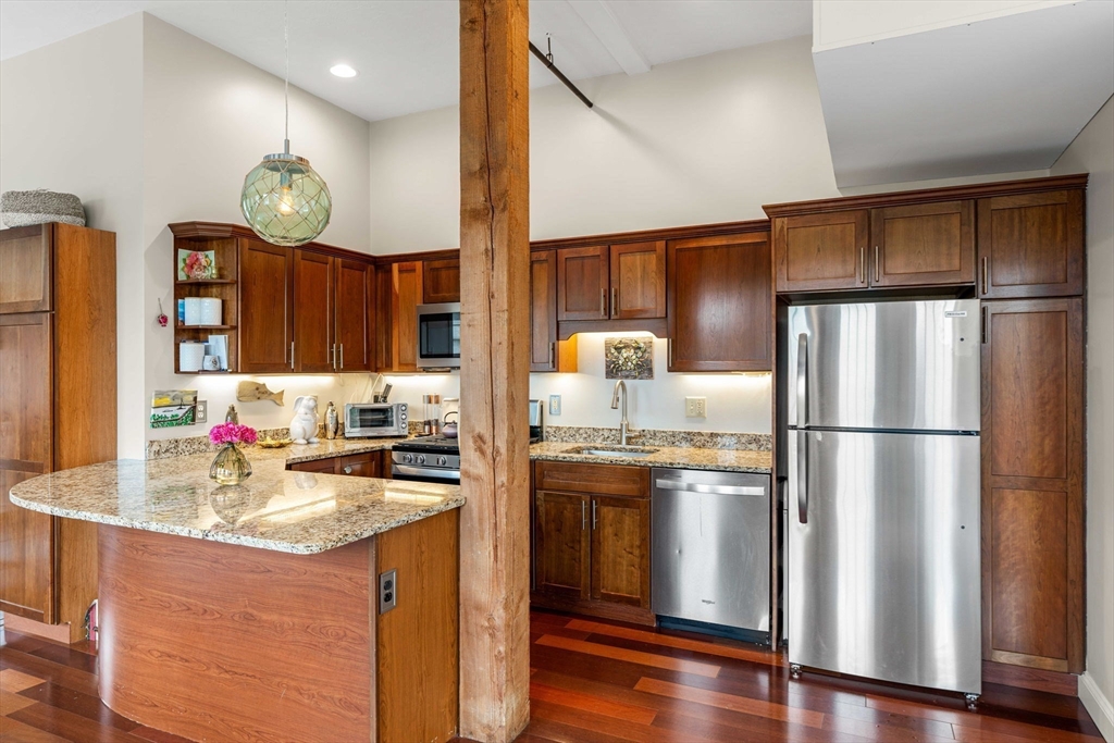 15 Cedar St # 33